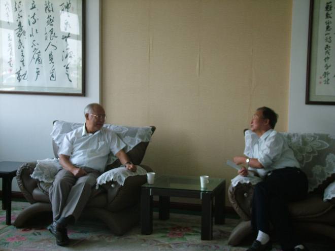 原江南大学党委书记简大钧与何老会谈