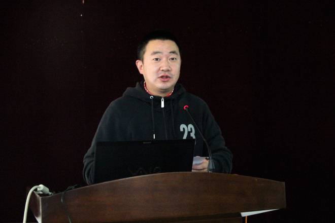 教师代表许轶冰老师发言