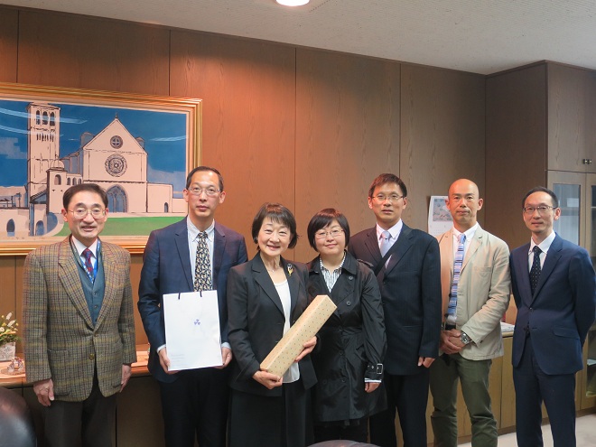 代表团与松山东云女子大学校长塩崎千枝子等合影