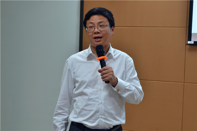何佳讯教授做客“商学大讲堂”