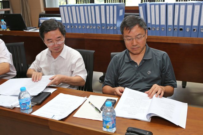 武书记认真审阅评估报告