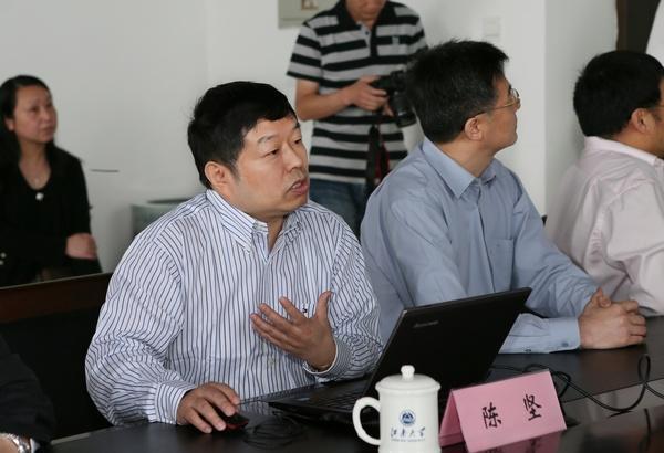 校长陈坚汇报学校发展情况