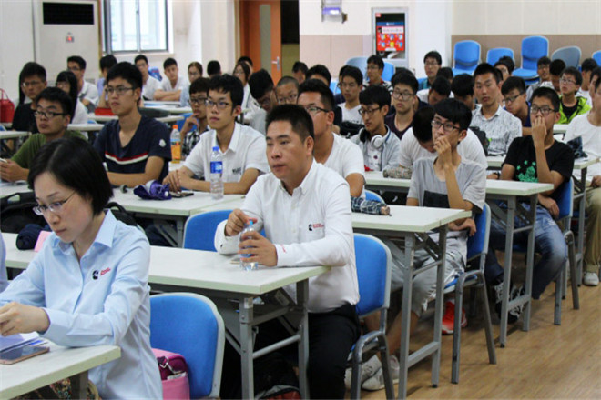 现场学生认真听讲