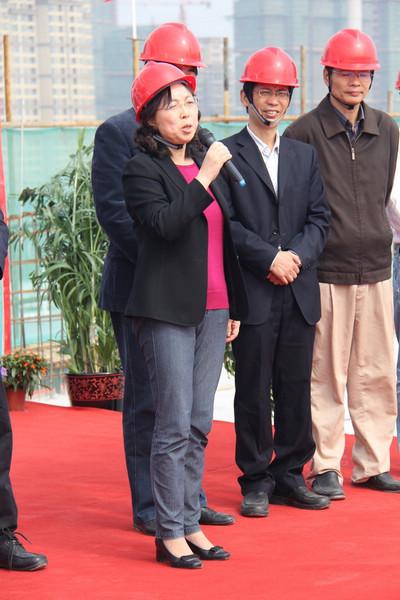 数媒经管大楼举行封顶仪式