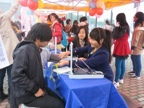 医学院同学热情地为同学们测量血压