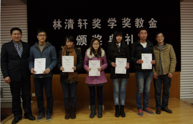 公司代表为获奖学生颁发奖学金证书