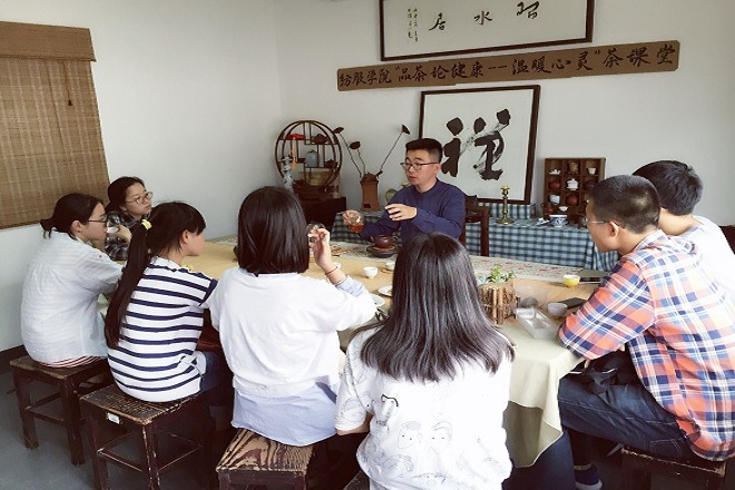 心理委员们认真观摩，聆听茶道艺术精髓