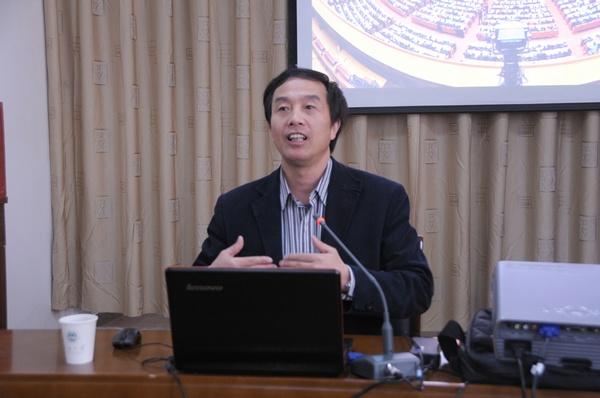 全国人大代表、副校长金征宇为离退休老同志代表作专题辅导报告