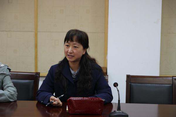 学生工作部副部长李凤梅主持座谈会