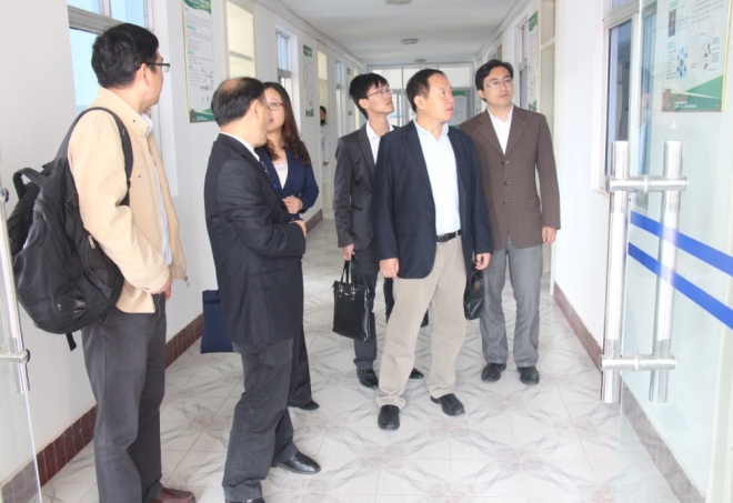 李世收副院长一行视察研究所研发中心