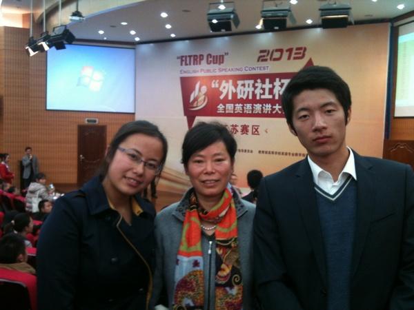 我校指导教师（中）和获奖同学