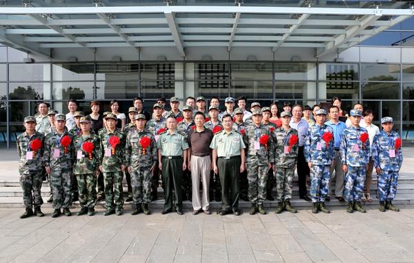 与会领导和新兵等全体合影