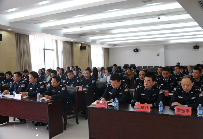 锡山分局警官和学院师生代表参加启动仪式