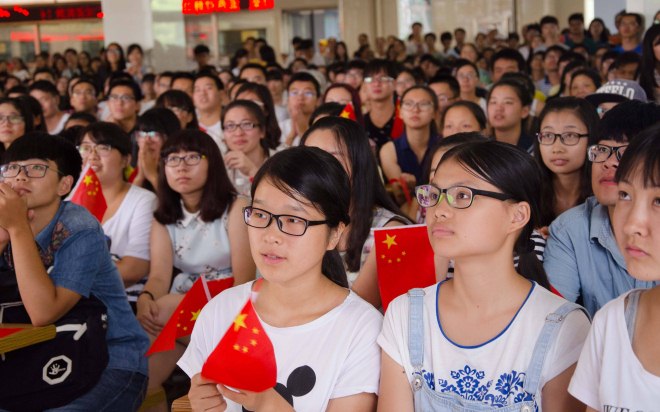 学生专注地观看阅兵式