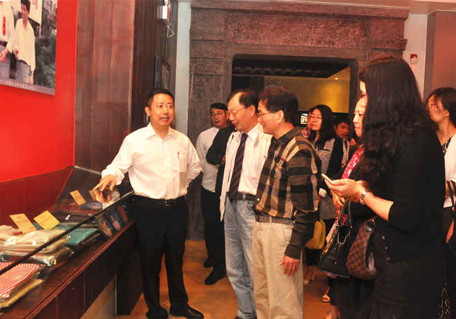 周海江总裁向总裁班师生介绍集团发展历程
