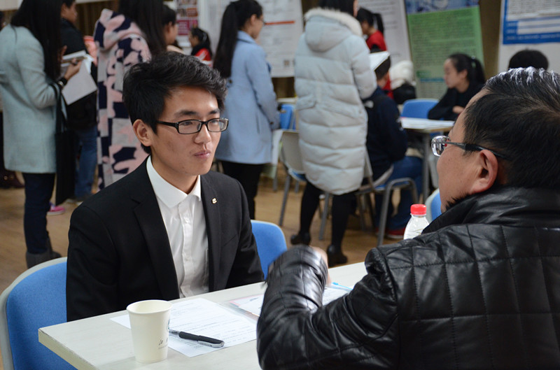 应聘学生向招聘负责人咨询信息