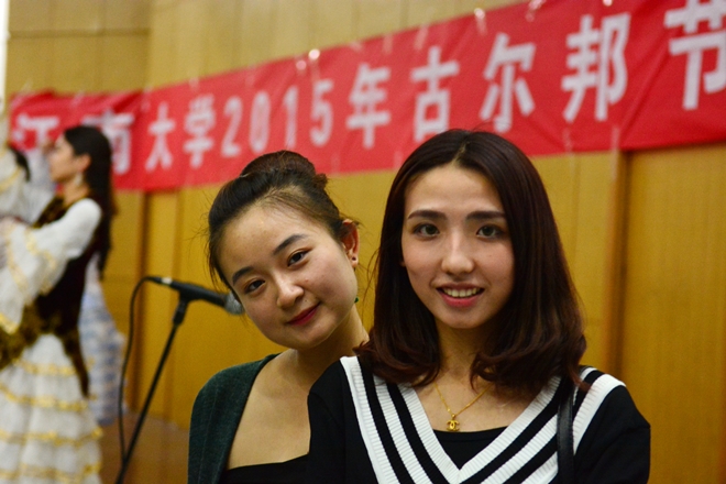 各族新疆籍同学欢度古尔邦节