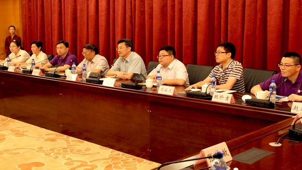 校党委副书记副校长符惠明介绍学校情况