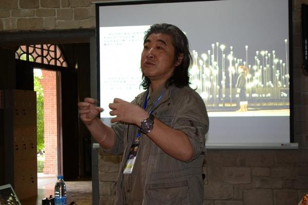 南京艺术学院院长何小佑作报告