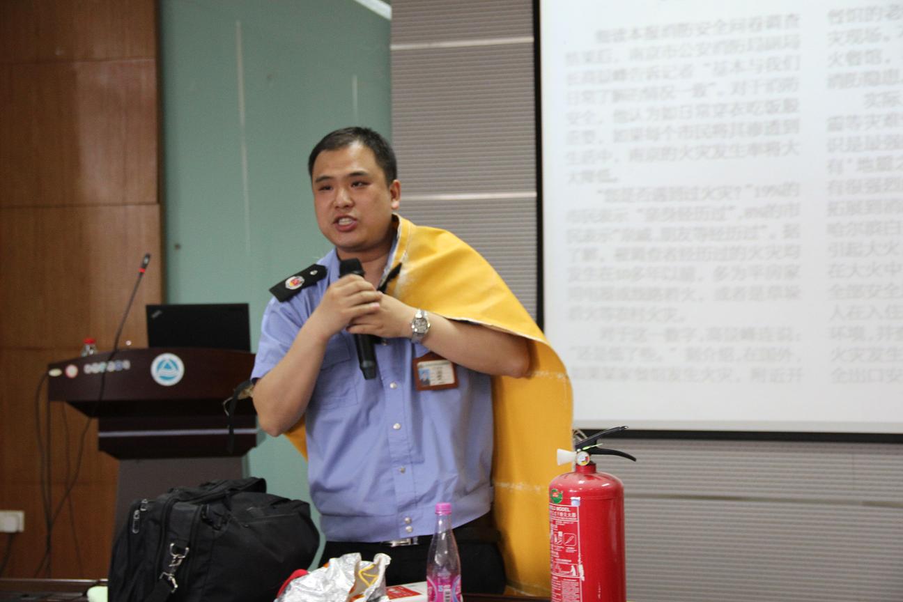 唐教员演示消防毯的使用方法
