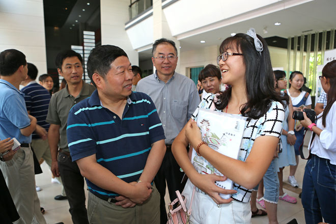 陈坚校长与新生亲切交谈