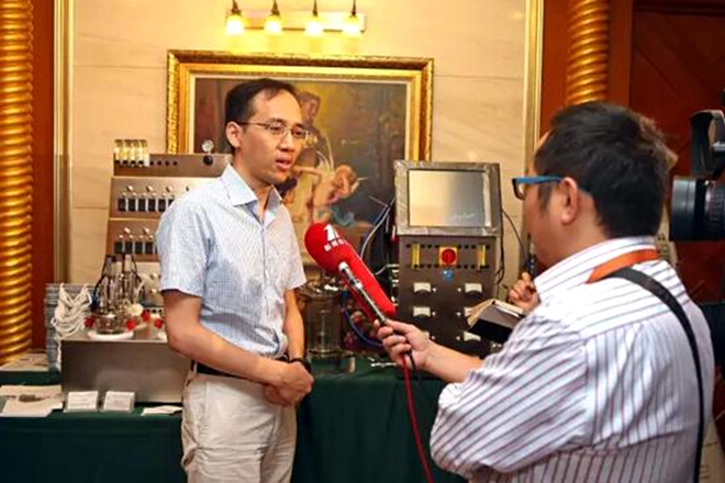 “伦世仪教育基金”杰出青年学者获得者接受媒体采访