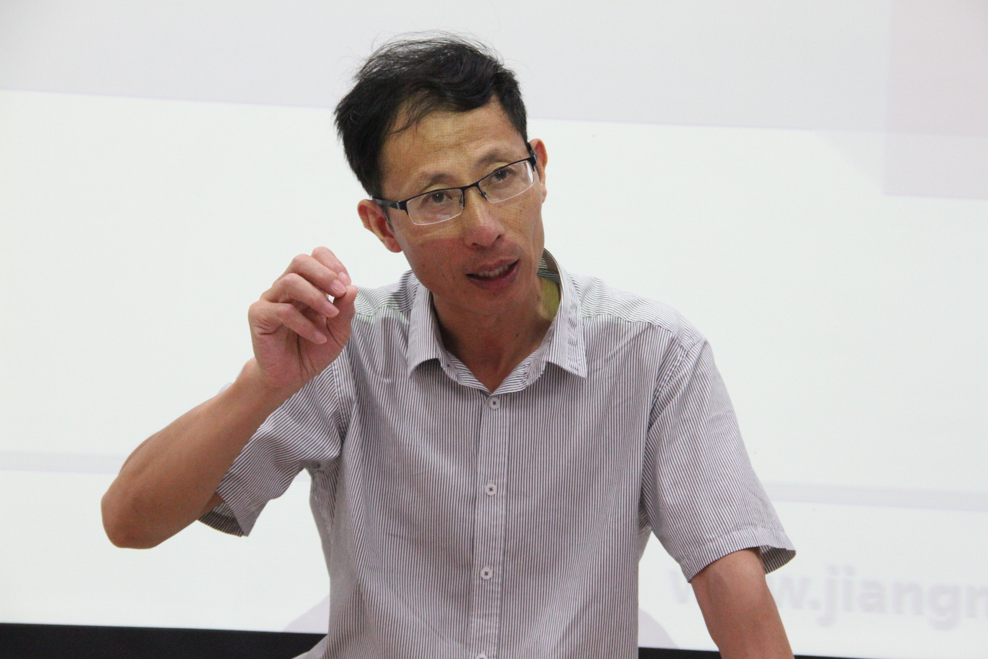 校保卫处处长方正泉老师为学生讲解校园安全问题