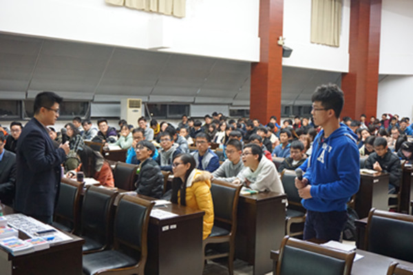 与同学们交流互动