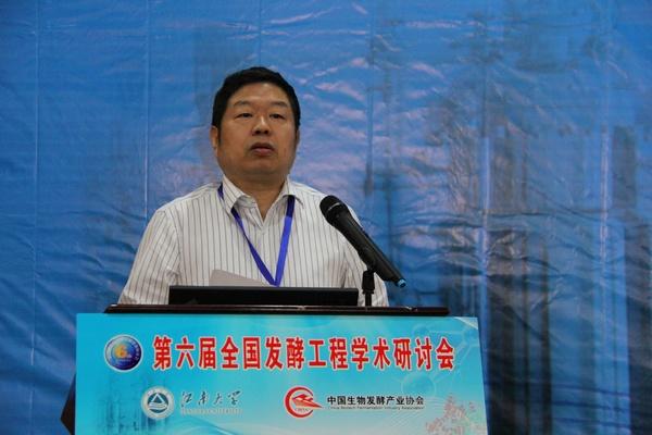 校长陈坚教授代表主办方致辞并作报告