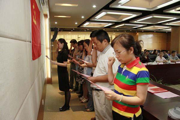 机关党委委员、校办副主任程捷音带领新党员宣誓