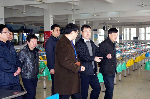 武书记检查学生食堂，要求重视食品安全，切实加强食堂等重要部位的安防建设