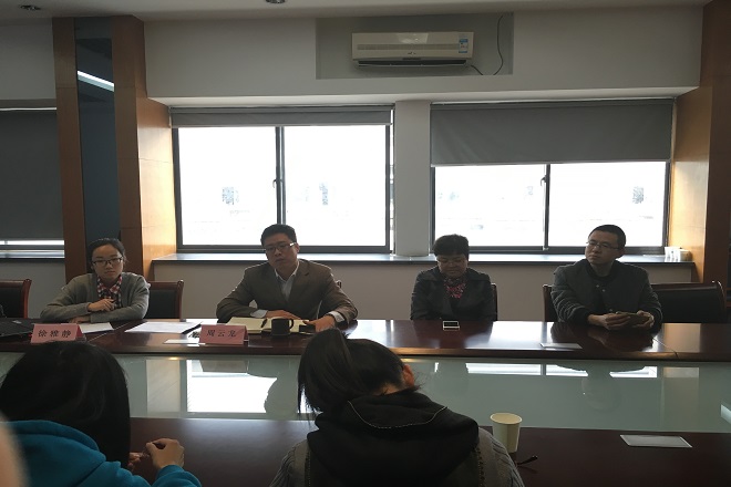 周书记与同学们亲切交流