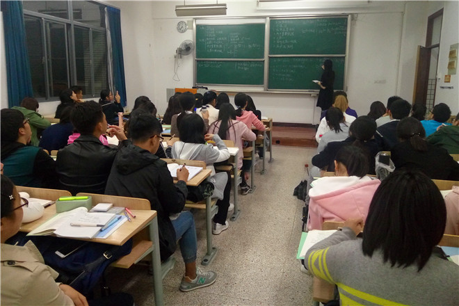 商学院发挥朋辈力量开展学业帮扶活动