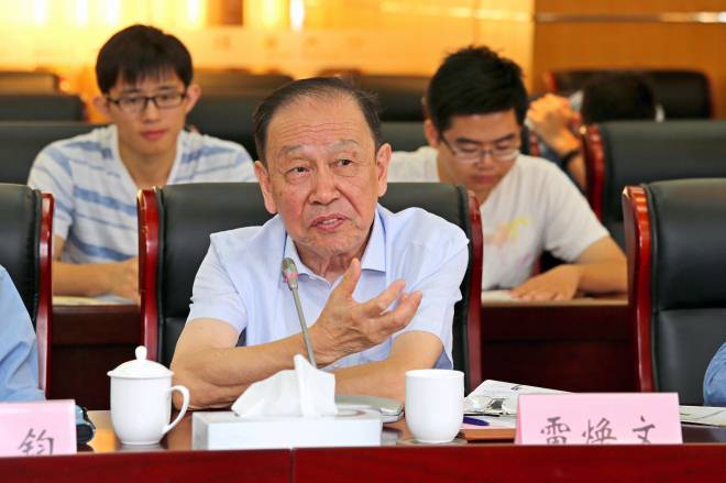 原市政协副主席、市委统战部部长雷焕文发言