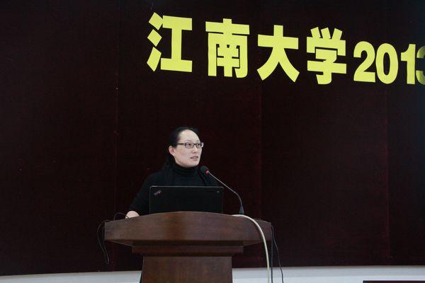 纺织服装学院党委书记梁惠娥作交流发言
