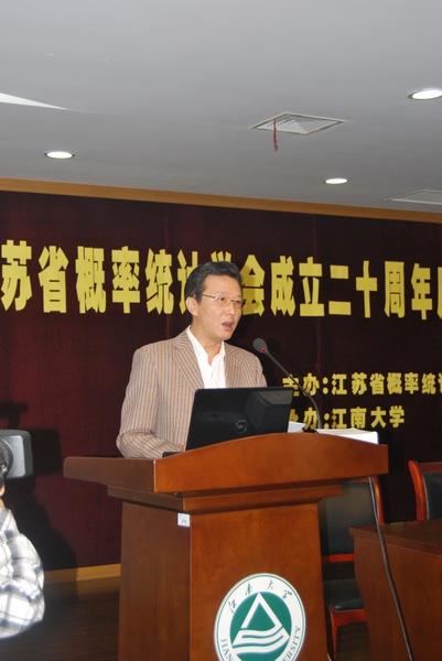 理学院院长曹栋代表学院介绍相关情况