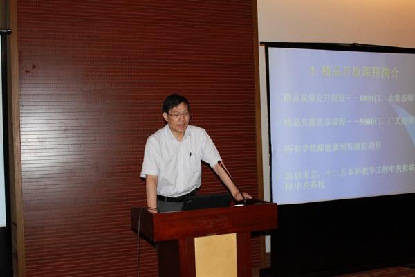 浙江大学本科生院常务副院长陆国栋做主题报告