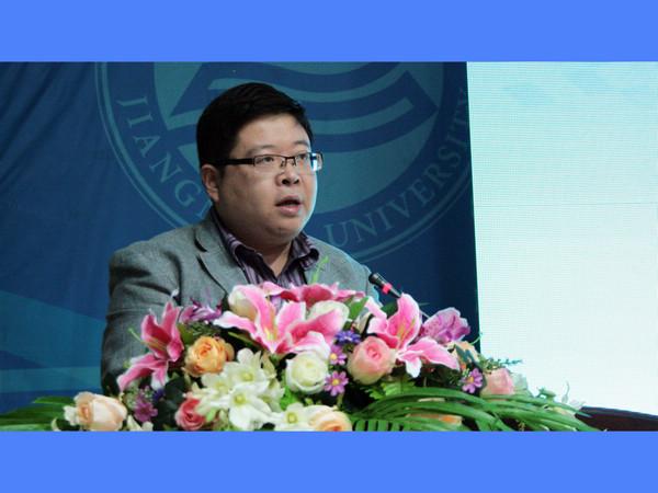 校团委副书记刘长青介绍本届科技文化节活动方案