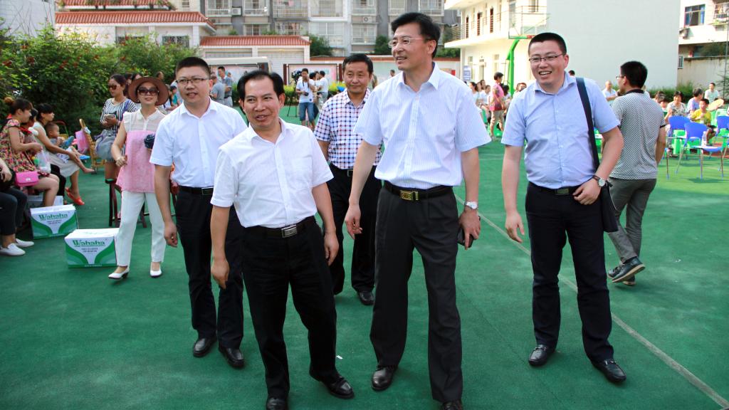 遂宁市委常委、江南大学党委副书记副校长符惠明与实践团同学交流