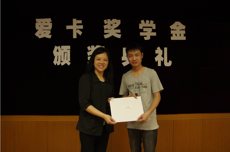 蔡经理为获奖学生颁奖4