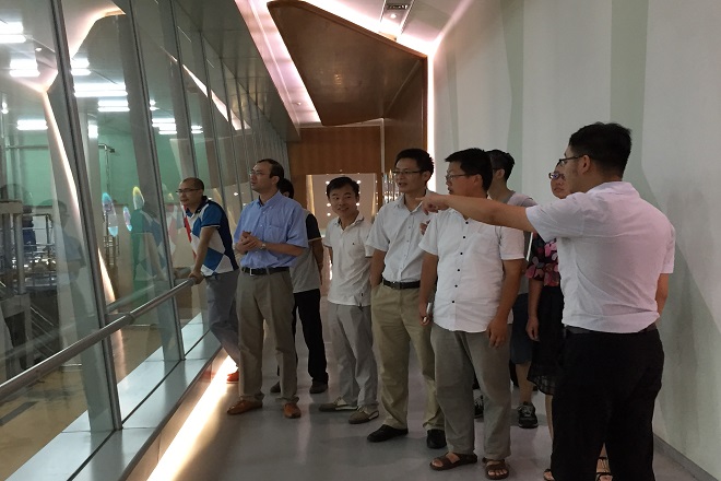 参观隆力奇智能生产车间