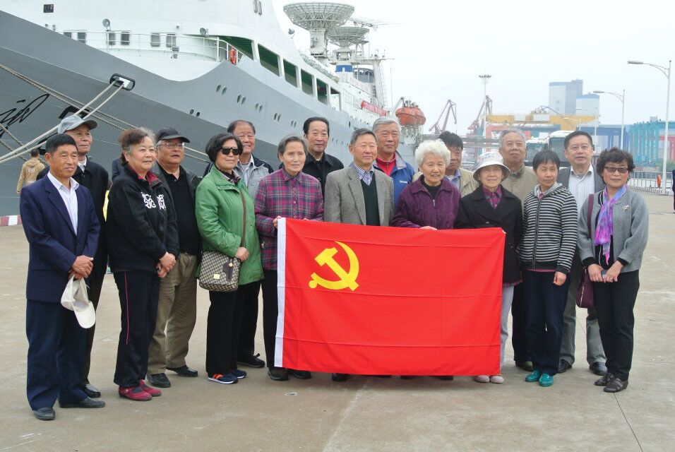 离退休第一党支部远望二号前合影