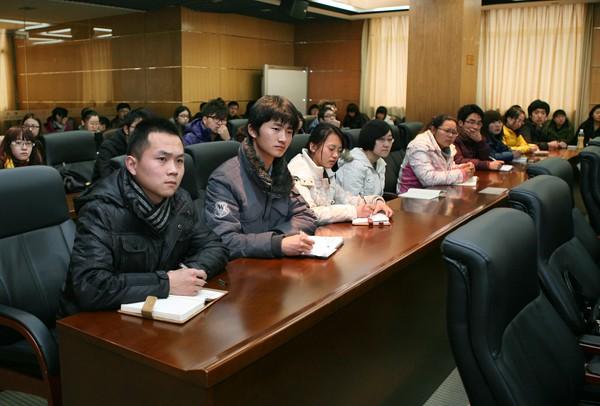 聆听关于学雷锋的那些事，争做雷锋精神的践行者