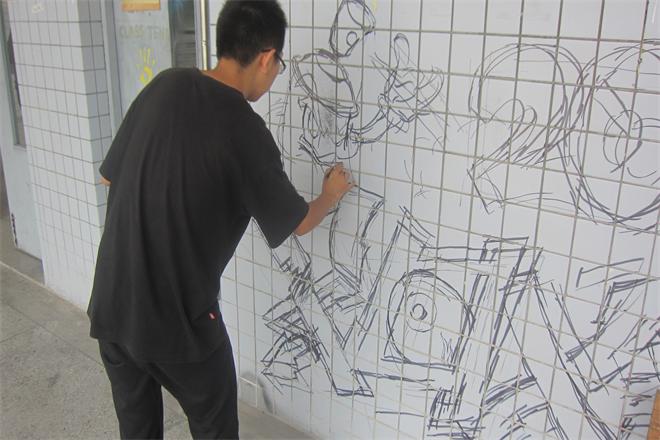 同学们认真绘画