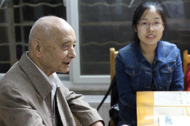 施光华老人讲述年轻时的经历