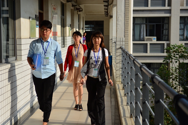 分管学生工作的副书记和辅导员一起在教学楼里“巡课”