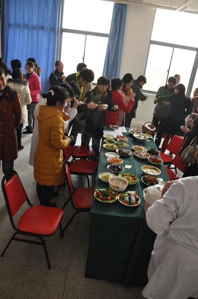 相互品评 其乐融融