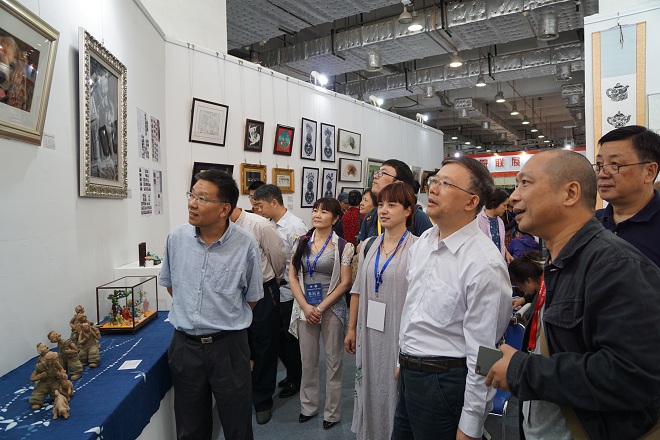 江苏省文化厅吴晓林副厅长一行视察我校展区