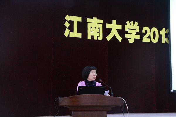 人文学院党委副书记姚剑英作交流发言