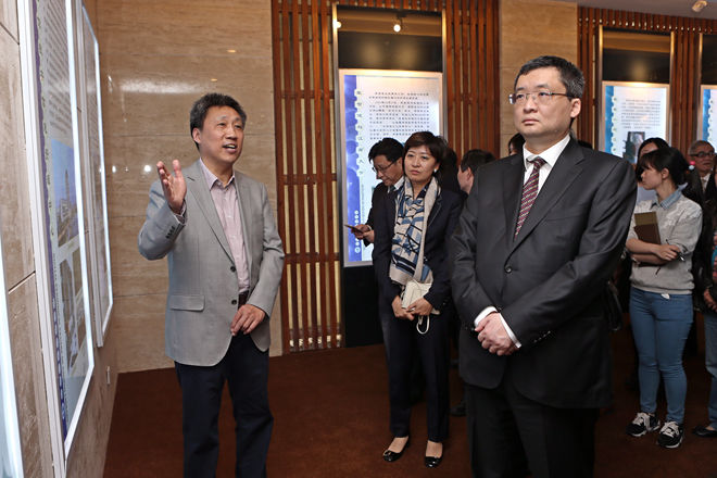 校党委副书记周小浦介绍《荣毅仁教育基金》建设项目